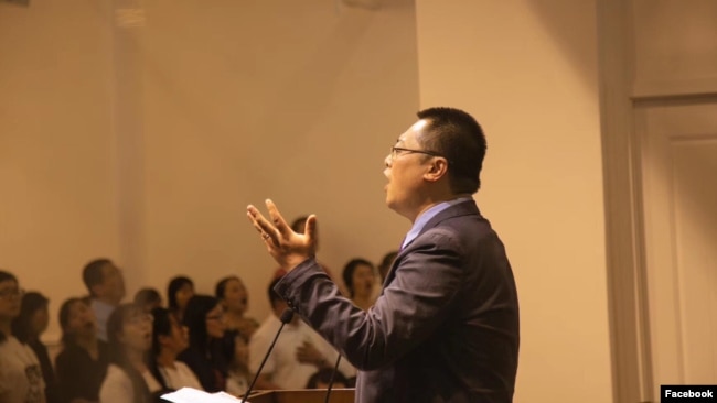 在这张日期不明的脸书照片中,成都初雨圣约教会创始人王怡牧师在教会布道。