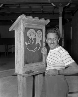 1941년 8월 미국 플로리다주 마이애미 팬코스트 호텔에서 월트 디즈니가 미키 마우스를 그리고 있다.