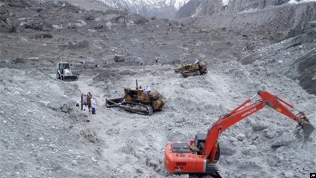 Foto yang dirilis oleh Humas Pemerintah Pakistan ini menunjukkan upaya pencarian korban salju longsor di Geltser Siachen oleh tentara Pakistan (10/4). 