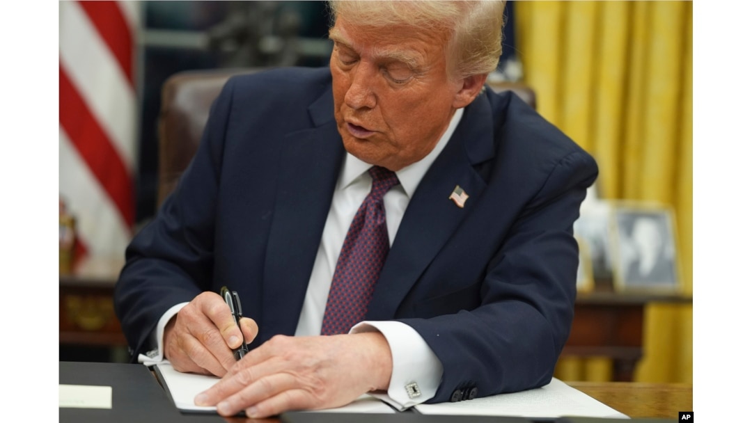 President Donald Trump signs an executive order on birthright citizenship in the Oval Office of the White House, in Washington, Jan. 20, 2025.