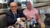 El abogado Rudolph Giuliani (izq.) comparte en un café con el empresario ucraniano Lev Parnas, en el Trump International Hotel in Washington DC, en septiembre de 2019.