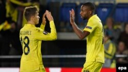 Villarreal Denis Suarez, à gauche, célèbre avec Cedric Bakambu, à droite, leur deuxième but lors du match de quart de finale de Europa League de l'UEFA entre Villarreal et Sparta Prague au stade El Madrigal à Villarreal, Castellon, Espagne, le 7 avril 2016 .