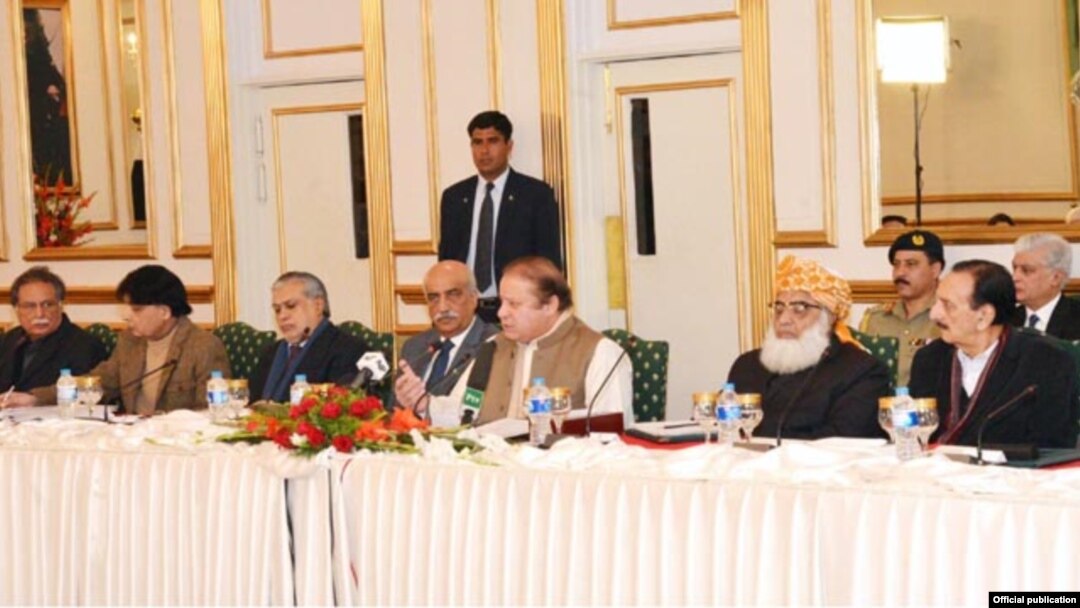 PM Pakistan Muhammad Nawaz Sharif menyampaikan sambutan di hadapan para pejabat Pakistan di rumah dinasnya (24/12).
