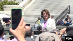 資料圖： 時任美國聯邦眾議院議長南希•佩洛西（Nancy Pelosi）在國會山上紀念六四。（美國之音2019年6月）