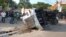 Un camión tráiler que transportaba a migrantes ilegales por el sur de México yace de costado después de un accidente en el estado de Chiapas que cobró la vida de al menos 54 personas el 9 de diciembre de 2021.