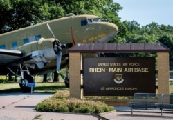 Un avión de la Segunda Guerra Mundial es visto en el monumento al puente aéreo el aeropuerto de Frankfurt, Alemania, el miércoles 24 de junio de 2020.