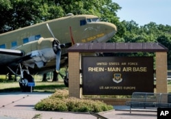 Un avión de la Segunda Guerra Mundial es visto en el monumento al puente aéreo el aeropuerto de Frankfurt, Alemania, el miércoles 24 de junio de 2020.
