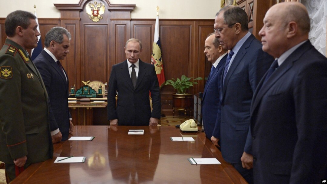Presiden Vladimir Putin dan para pejabat Rusia mengheningkan cipta bagi korban pesawat Metrojet di Sinai dalam pertemuan di Kremlin, Selasa (17/11). 