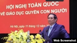 Thủ tướng Phạm Minh Chính phát biểu tại hội nghị toàn quốc về giáo dục quyền con người, ngày 11/12/2024. Photo VNA.