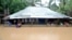 Des résidents se sont réfugiés sous le toit d'une maison dans le district de Paquite à Pemba après le passage du cyclone Kenneth dans le nord du Mozambique le 29 avril 2019.