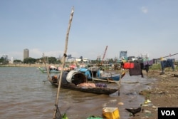 A fishing boat docked near the Tonle Sap River bank in Sangkat Chroy Changva, Khan Chroy Changva, Phnom Penh, June 9, 2021. (Kann Vicheika/VOA)