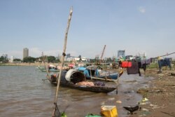 A fishing boat is docked near the Tonle Sap River bank in Sangkat Chroy Changva, Khan Chroy Changva, Phnom Penh, June 9, 2021. (Vicheika Kann/VOA)