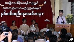 NLD တည်ထောင်သည့် ၂၃ နှစ်မြောက် နှစ်ပတ်လည် အခမ်းအနားတွင် ဒေါ်အောင်ဆန်းစုကြည် အမှာစကား ပြောကြားနေစဉ်။ စက်တင်ဘာ ၂၇၊ ၂၀၁၁။