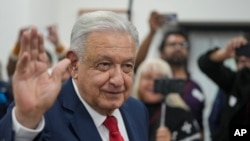 El presidente mexicano, Andrés Manuel López Obrador, saluda a la prensa después de reunirse con el gabinete de seguridad en la Plaza Nacional en la Ciudad de México, el viernes 2 de agosto de 2024.