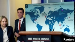 지난 2017년 12월 미국 백악관에서 토머스 보서트 국토안보보좌관이 '워너크라이' 사이버공격의 배후가 북한이라는 조사 결과를 발표했다. 지도에는 북한 등 몇몇을 제외한 전 세계 거의 모든 나라가 '푸른색' 피해국으로 표시됐다.