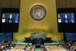 지난 22일 뉴욕 유엔본부 회의장에서 문재인 한국 대통령의 75차 유엔총회 기조연설이 화면에 나오고 있다.