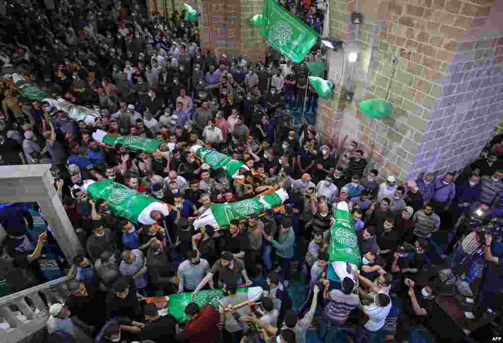 가자시티의 팔레스타인인들이 이스라엘의 공습으로 사망한 13명의 하마스 지휘관 시신을 장례식이 열리는 이슬람 사원 안으로 운구하고 있다.