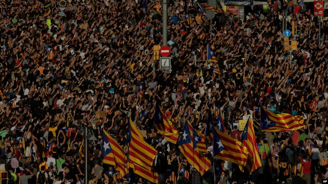 Người biểu tình mang cờ Catalonia độc lập ở quảng trường Đại học trong cuộc đình công một ngày ở Barcelona, Tây Ban Nha, hôm thứ Ba 3/10/2017