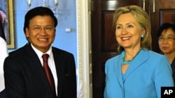 Secretary of State Hillary Clinton met with Laotian Foreign Minister Thongloun Sisoulth Tuesday in Washington.