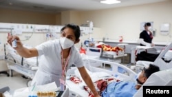 Margarita Gómez, enfermera de la sala de emergencias del Instituto de Seguridad Social Quito Sur, atiende a paciente que padece la enfermedad del coronavirus (COVID-19), en Quito, Ecuador, el 9 de abril de 2021. Fotografía tomada el 9 de abril de 2021.