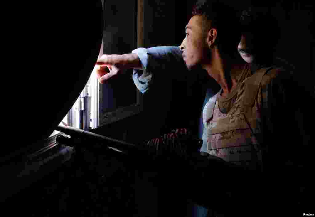 Les forces armées libyennes combattent les combattants de l'État islamiste, à Syrte, en Libye, le 19 juillet 2016.