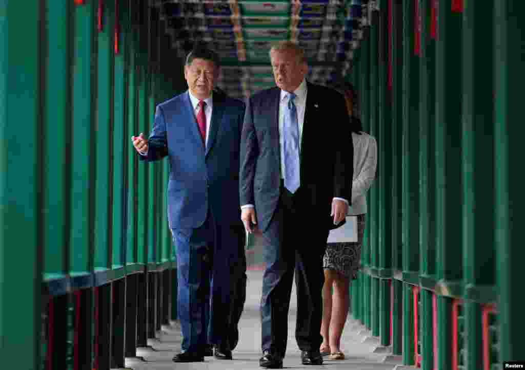 美国总统特朗普在中国领导人大院中南海与中国国家主席习近平散步交谈。(2026年5月15日)