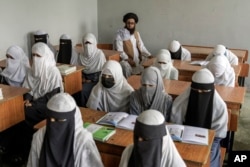 Anak-anak perempuan Afghanistan bersekolah di madrasah, yang tetap dibuka sejak Taliban mengambil alih kekuasaan tahun lalu, di Kabul, Afghanistan, pada 11 Agustus 2022. (Foto: AP)