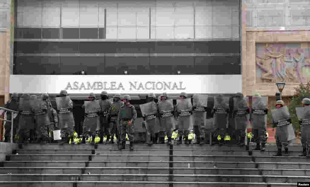 Las fuerzas de seguridad resguardan las instalaciones de la Asamblea Nacional, ante las protestas por la subida del precio del combustible. Quito, octubre 8, 2019. REUTERS/Carlos Garcia Rawlins.