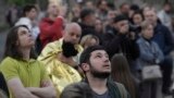 Evakuisani stanovnici gledaju u svoju višespratnicu koja je oštećena tokom ruskog napada u Kijevu, Ukrajina, u utorak, 30. maja 2023. (AP Photo/Roman Hrytsyna)