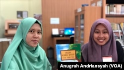 Dinda Dewi (kiri) dan Riski Ajura Ayu Ningtia (kanan) dua dari empat mahasiswi UMSU yang menciptakan 99,99 komik strip menggunakan bahasa daerah, Rabu, 14 Agustus 2019. (Foto: VOA/Anugrah Andriansyah). 