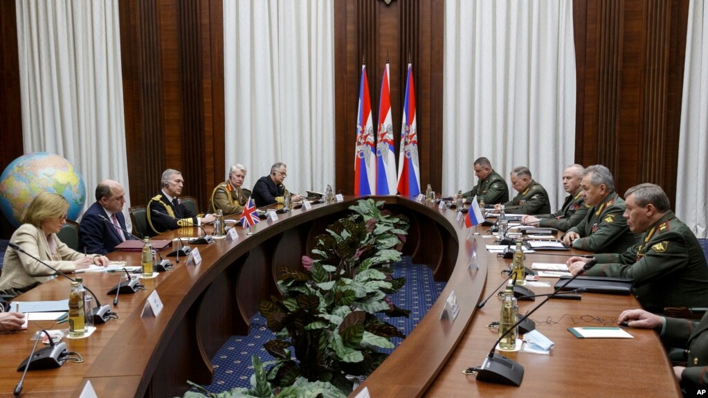 这是由俄罗斯国防部发布的照片。照片显示英国国防部长本·华莱士同俄罗斯国防部长绍伊古2月11日在莫斯科举行会谈。(photo:VOA)