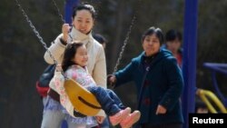 Seorang ibu dan anaknya di Beijing. 