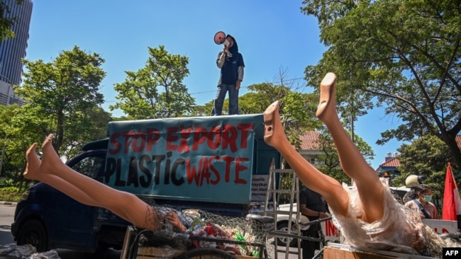 Para aktivis dari ECOTON dan mahasiswa di Jawa Timur berdemo di depan Konsulat Jenderal Australia di Surabaya, Selasa, 11 Juni 2024. (Foto: Juni Kriswanto/AFP)