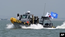 南韓2016年6月派出海軍人員打擊中國非法捕魚活動。 （南韓國防部照片）