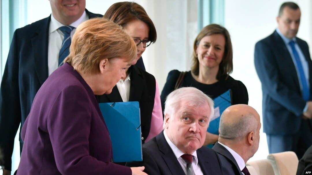 Chanseliyeri w'Ubudage Angela Merkel na minisitiri w'ubutegetsi bw'igihugu w'Ubudage, Horst Seehofer, 