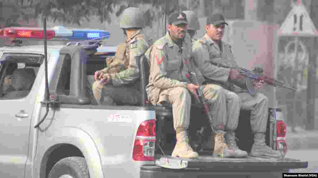 Les forces de police et de l&#39;armée se sont précipitées à l&#39;école, ont ensuite encerclé la zone dès qu&#39;ils ont reçu des nouvelles de l&#39;attaque, Peshawar, Pakistan, le 16 décembre 2014. (VOA)