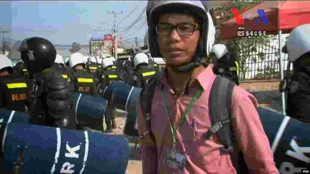 Reporter Theara Khoun at a government crackdown on protesting garment workers in Phnom Penh.