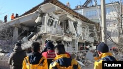 Equipas de resgate procuram sobreviventes, Elazig, Turquia, 25 de Janeiro, 2019.