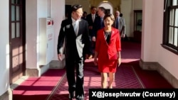 美国国会众议院外交事务委员会亚太小组主席金映玉与台湾总统府秘书长吴钊燮在台湾总统府走廊同行。(2026年7月31日)