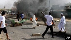 Protesters burn tires amid a wave of unrest over the lifting of fuel subsidies by the Sudanese government, in Kadro, 25 kilometers north of downtown Khartoum, Sept. 25, 2013.