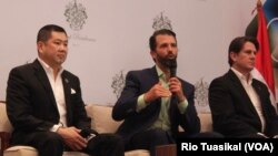 Bos MNC Group Hary Tanoe (kiri) dan Donald Trump Jr (tengah) menjawab pertanyaan wartawan dalam konferensi pers di Jakarta, Selasa, 13 Agustus 2019. Sejumlah pertanyaan terkait konflik kepentingan sempat dibatasi pemandu acara namun tetap ditan