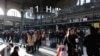 Pasajeros esperan dentro de la sala de salidas mientras el tráfico se ha visto interrumpido en la estación de tren Gare du Nord tras el descubrimiento de una bomba sin explotar de la Segunda Guerra Mundial en medio de las vías del tren, Francia, 7 de marzo de 2025. 