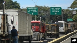 Los camioneros se alinean al costado de la carretera para llenar sus tanques con diesel en Caracas, Venezuela. Marzo 4, 2021. Foto: AP.