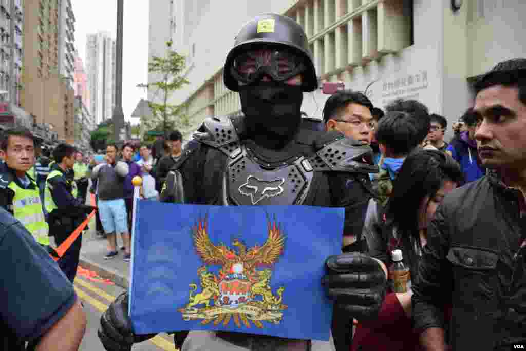 有示威者手持城邦派的「鳳凰龍獅旗」。（美國之音湯惠芸攝）