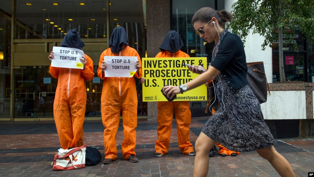 Miembros de Amnistía Internacional protestan en las afueras del edificio donde el vicepresidente Dick Cheney defendía los métodos de interrogación empleados por la CIA.