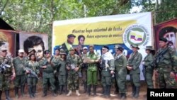Al centro, el ex comandante de las FARC, Iván Márquez, lee una declaración por medio de la cual se apartan de los Acuerdos de Paz en Colombia. Captura de pantalla de agosto de 2019.
