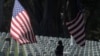 Nancy Graham mengunjungi Taman Makam Nasional San Francisco di Presidio sehari sebelum Hari Pahlawan atau Memorial Day di San Francisco, Minggu, 24 Mei 2020. (Foto: AP)