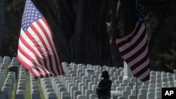 Nancy Graham mengunjungi Taman Makam Nasional San Francisco di Presidio sehari sebelum Hari Pahlawan atau Memorial Day di San Francisco, Minggu, 24 Mei 2020. (Foto: AP)