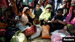 Para pengungsi Rohingya yang memasuki Bangladesh untuk menghindari kekerasan di Rakhine, Myanmar (21/11).