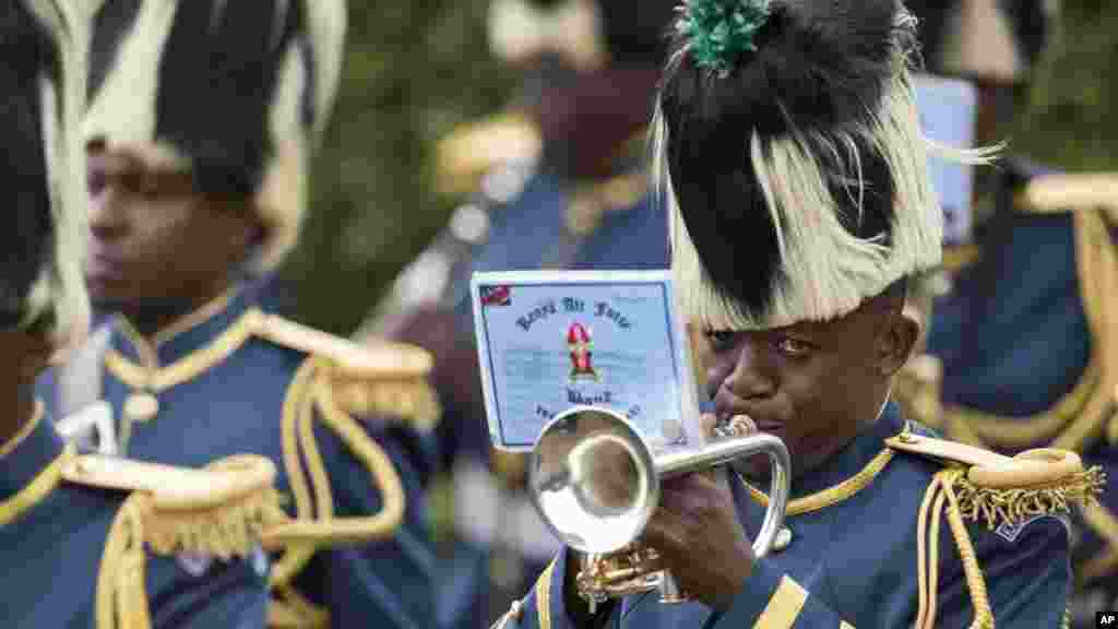  Kikosi cha bendi ya jeshi la anga la kenya kabla ya kuwasili kwa Rais wa Marekani, Barack Obama kwenye ikulu mjini Nairobi, Jumamosi, July 25, 2015. Rais Obama amelitaja bara la Afrika linasonga mbele, akiwa nchini Kenya Jumamosi, katika taifa la Afrika Mashariki ambalo ana uhusiano nalo mkubwa wa kifamilia.